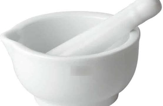 disponible mortier avec pilon en porcelaine